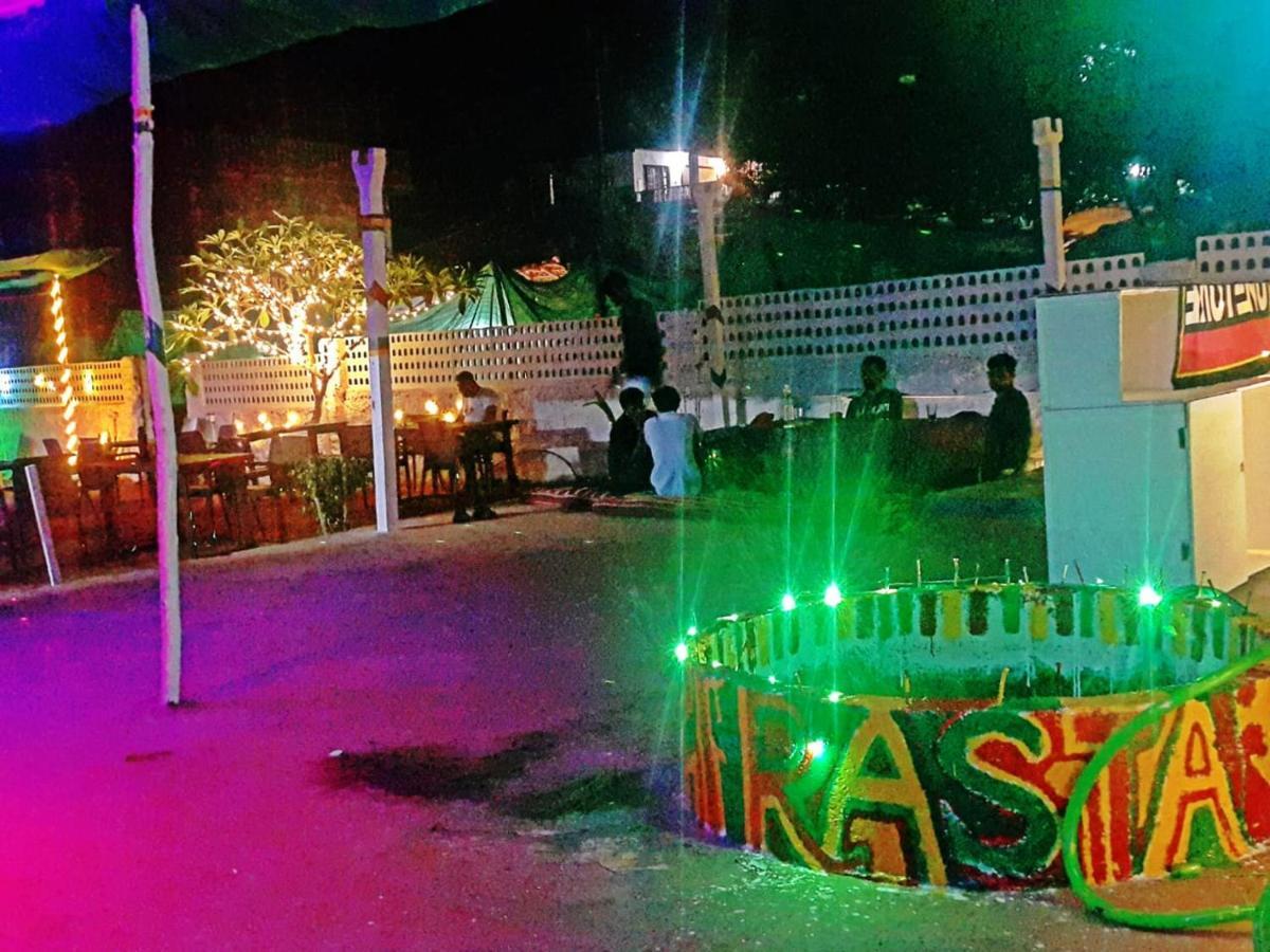 Rasta Mansion Beach Hostel And Rooms Arambol Exteriör bild